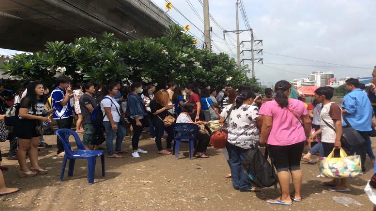 ปทุมธานี!! ประชาชน ครวญรอรถนาน เพื่อเดินทางกลับบ้าน ช่วงเทศกาลทำบุญวันเข้าพรรษา
