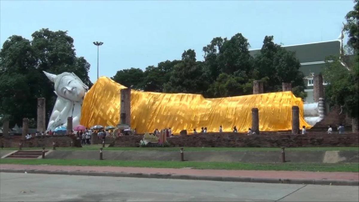 อ่างทอง!! ประชาชน แห่พาครอบครัว เดินทางท่องเที่ยว ไหว้พระขอพรพระนอน วัดขุนอินทประมูล หล่อเทียนพรรษา ในช่วงเทศกาลวันหยุด (มีคลิป)
