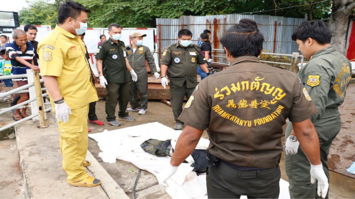 สุดผวาตาตั้ง!! ชาวบ้านกำลังพายเรือหาปลา ถึงกับตกใจสุดขีด พบศพหนุ่มวัย38 ลอยอยู่กลางแม่น้ำท่าจีน คาดเสียชีวิตมาแล้วไม่ต่ำกว่า 3 วัน
