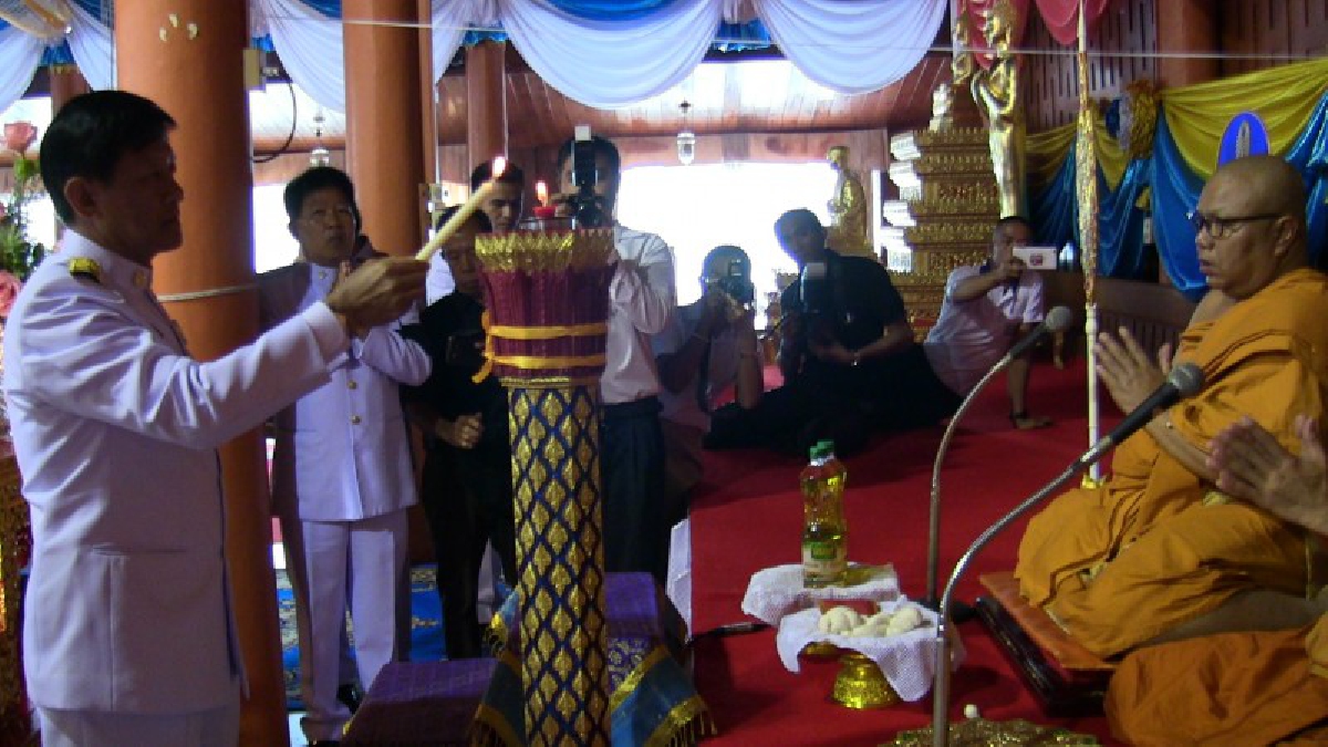 ผวจ.อ่างทอง อัญเชิญเทียนพระราชทานของสมเด็จพระเจ้าอยู่หัว มหาวชิราลงกรณบดินทร เทพยางกูร ถวายแก่พระราชพัฒนาภรณ์ เจ้าอาวาสวัดไชโยวรวิหาร(คลิป)