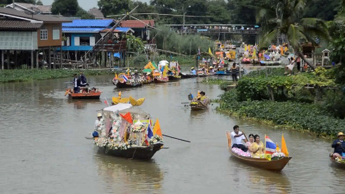 สุดอลังการ!! ขบวนเรือกว่า 150 ลำ ร่วมแห่เทียนพรรษาทางน้ำ เต็มคลองลาดชะโด สืบสานขนบธรรมเนียมประเพณี วิถีชีวิตคนกรุงเก่า (ชมคลิป)