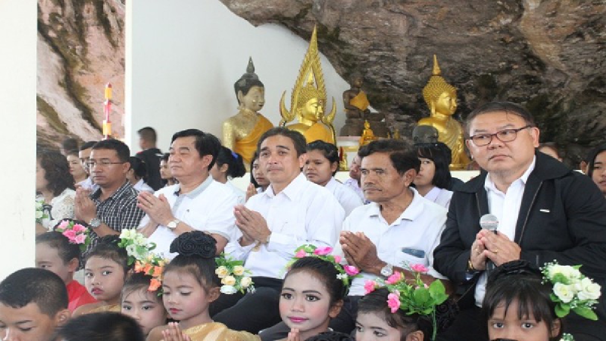 กระบี่ - นำนักเรียนโรงเรียนบ้านช่องพลี สืบทอดประเพณีชาวพุทธ จัดกิจกรรมถวายเทียนพรรษา ณ วัดไสไทย (ชมคลิป)