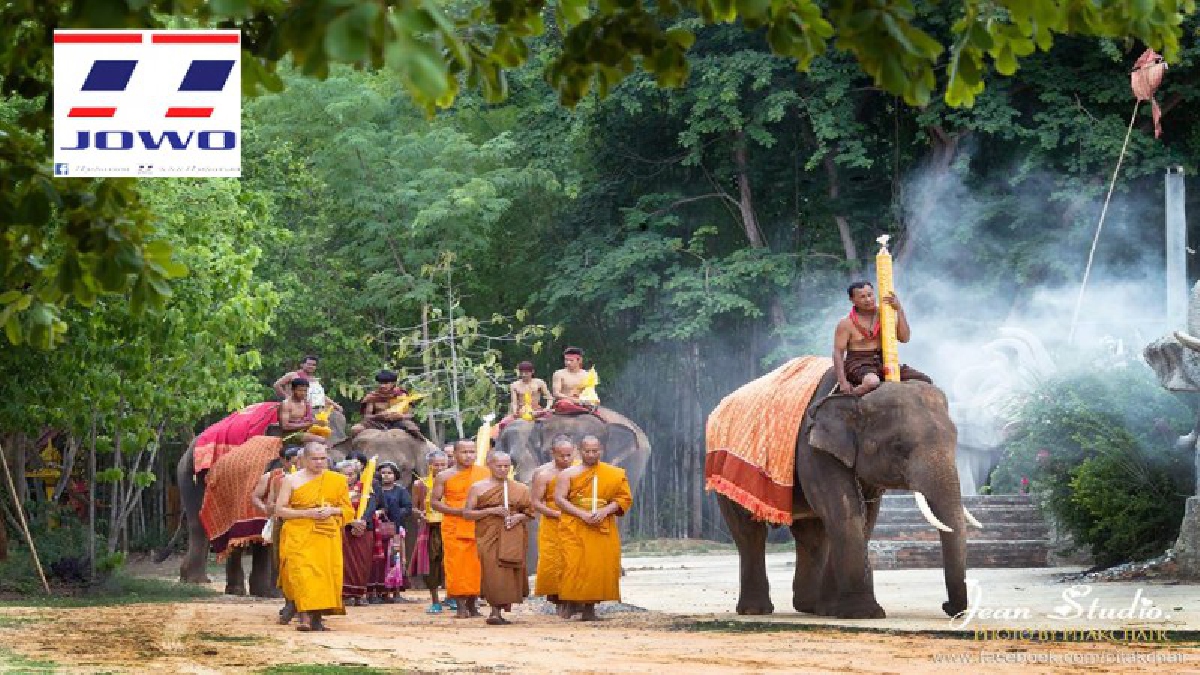 สวยงามมาก!! ช้างแสนรู้กว่า 50 เชือก ประกอบพิธีหล่อเทียนถวายพระสงฆ์เนื่องในเทศกาลเข้าพรรษา (มีคลิป)
