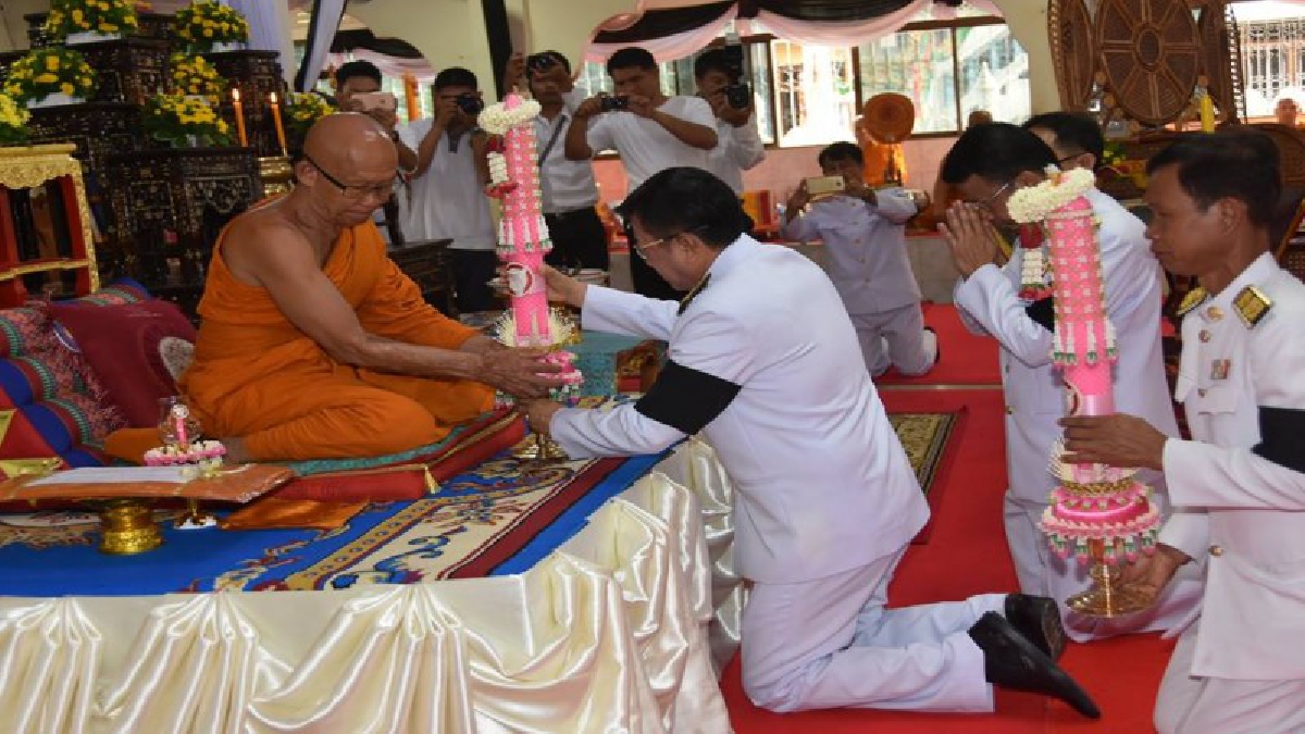 ทูลกระหม่อมหญิงอุบลรัตนฯ ถวายเทียนจำนำพรรษาพระราชทานแก่วัดใน จ.ศรีสะเกษ ตามโครงการ “หนึ่งใจ...ให้ธรรมะ” (มีคลิป)