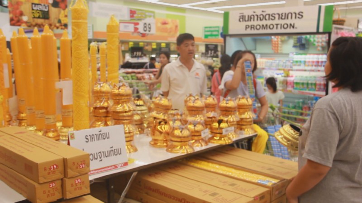 พุทธศาสนิกชน จ.อุดรฯ แห่เลือกซื้อเทียนพรรษาและชุดสังฆทานคึกคัก