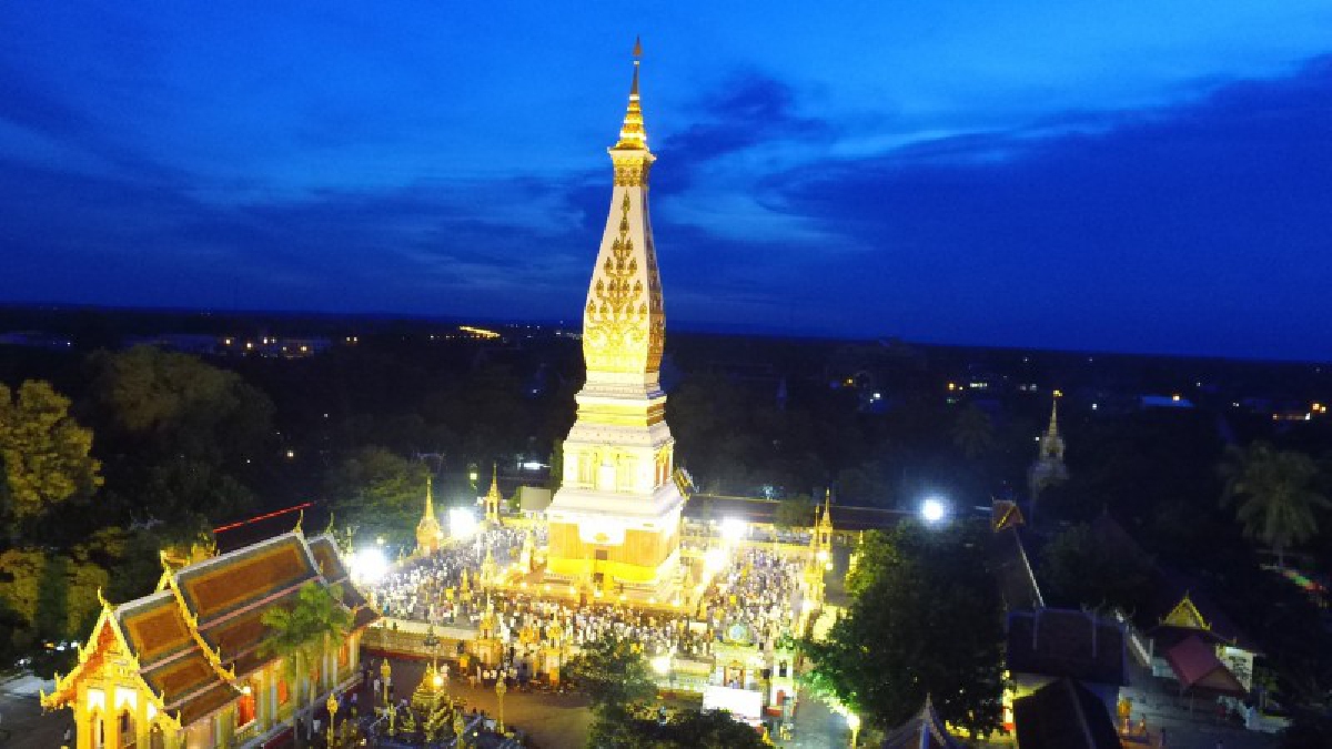 สุดอลังการ!! พลังศรัทธา พี่น้อง ไทย-ลาว นับหมื่นคนเวียนเทียนบูชาพระธาตุพนม ในวันอาสาฬหบูชา น้อมทำบุญ ถวายเป็นพระราชกุศล ในหลวง 9 (มีคลิป)