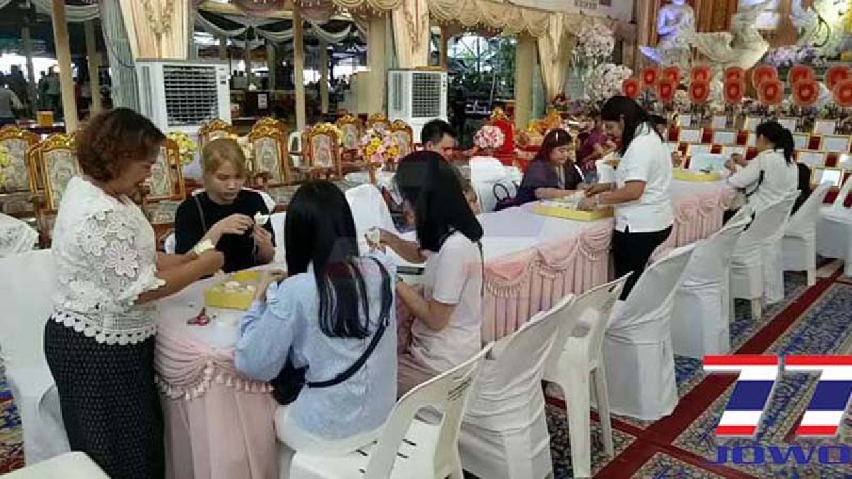 ชาวบางพลีร่วมใจ ประดิษฐ์ดอกไม้จันทน์ถวายเพื่อร่วมในพิธีถวายเพลิงพระศพ พระบาทสมเด็จพระปรมินทรมหาภูมิพลอดุลยเดช (มีคลิป)