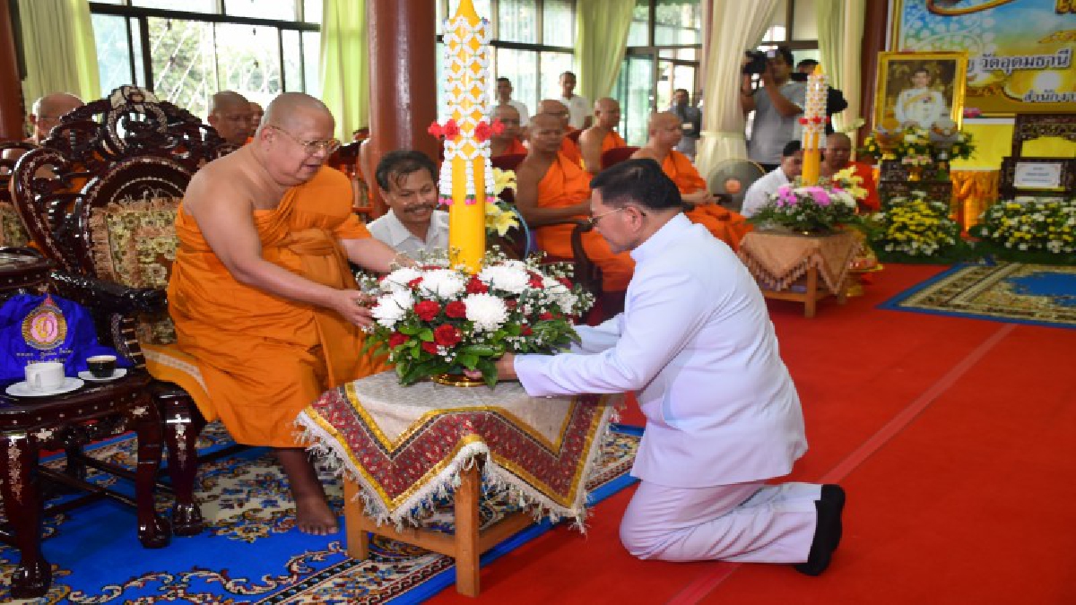 ประชาขนชาวจังหวัดนครนายก เข้าวัดทำบุญพร้อมเวียนเทียนเนื่องในวันอาสาฬหบูชาอย่างคึกคัก (มีคลิป)