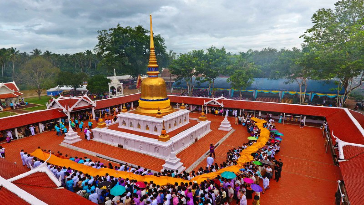 กราบสาธุ!!พิธีอัญเชิญผ้าพระราชทานฯ ขึ้นห่มพระบรมธาตุสวี คน 8 อำเภอนับหมื่นเข้าร่วม (มีคลิป)