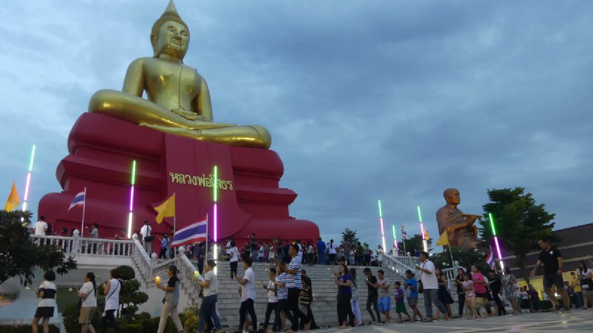 ปทุมธานี ปชช.พาครอบครัวร่วมเวียนเทียนวันอาสาฬหบูชารอบองค์พระพุทธโสธรอย่างเนืองแน่นที่วัดโบสถ์ (ชมคลิป)