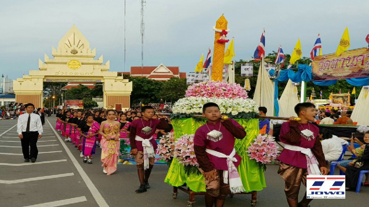 สุดอลังการ!! จังหวัดร้อยเอ็ด จัดประเพณีสืบสานตำนานเทียนพรรษาประจำปี 2560  พร้อมปฏิญาณตน งดเหล้า งดบุหรี่เข้าพรรษา (ชมคลิป)