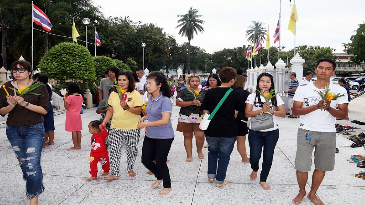 ประชาชนชาวสัตหีบร่วมเวียนเทียนวันอาสาฬหบูชาอย่างคับคั่ง (ชมคลิป)