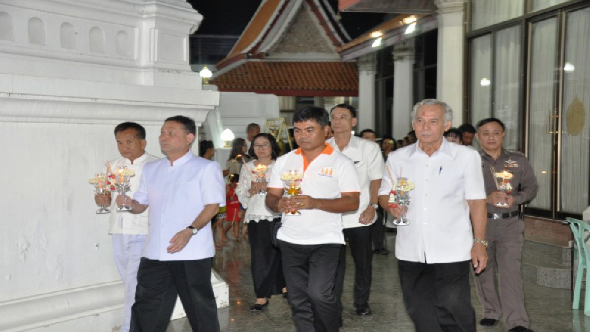 พุทธศาสนิกชนชาวจังหวัดเพชรบุรีประกอบพิธีเวียนเทียนและฟังพระธรรมเทศนา เนื่องในวันอาสาฬหบูชา