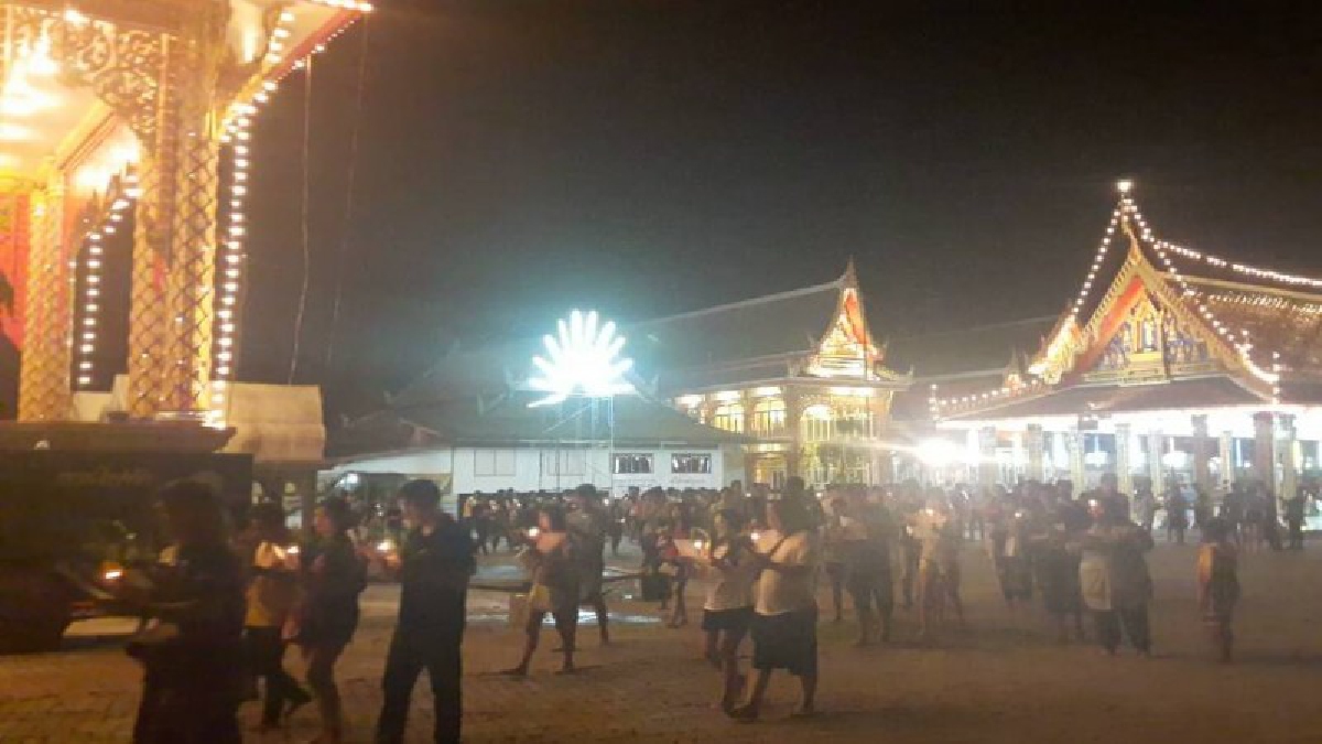 ชลบุรี - พุทธศาสนิกชน พร้อมใจกันร่วมพิธีเวียนเทียนในวันอาสาฬหบูชา อย่างหนาตา (มีคลิป)
