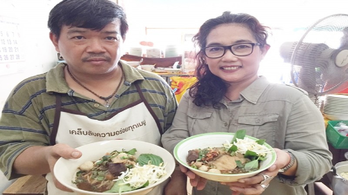 ต้องลอง!! นายอัฟ ก๋วยเตี๋ยวเรือพอเพียง!! รสชาติเข้มข้น ชามละ25บาท กำไรน้อยแต่ขายมาก พออยู่ได้ อิ่มอร่อยคุ้มค่าเงิน (มีคลิป)