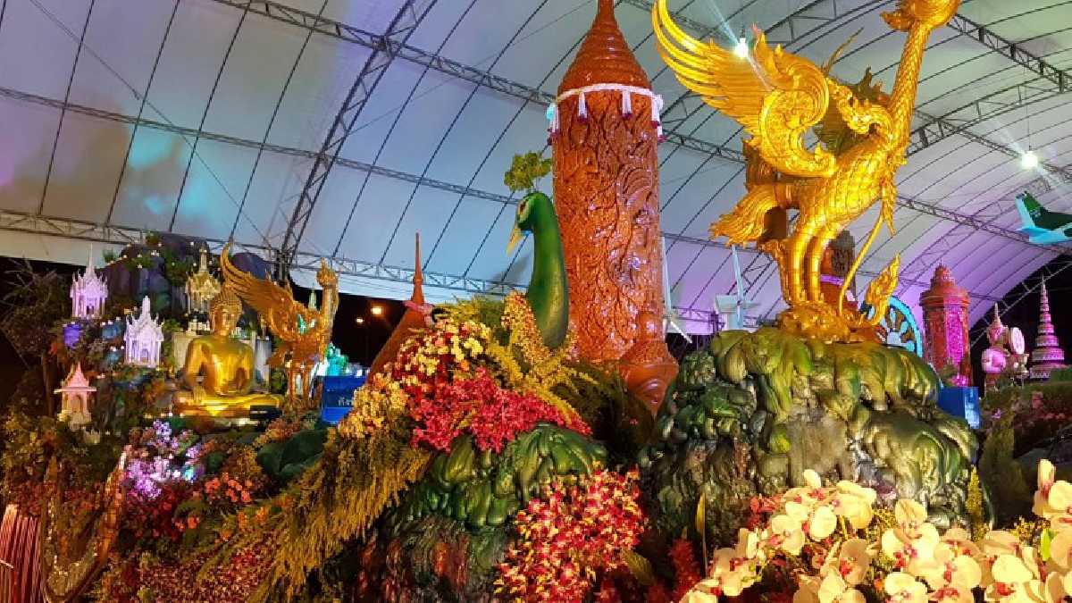 สุพรรณบุรี - นักท่องเที่ยวแห่ชมขบวนแห่เทียนพรรษาท่ามกลางสายฝน (มีคลิป)