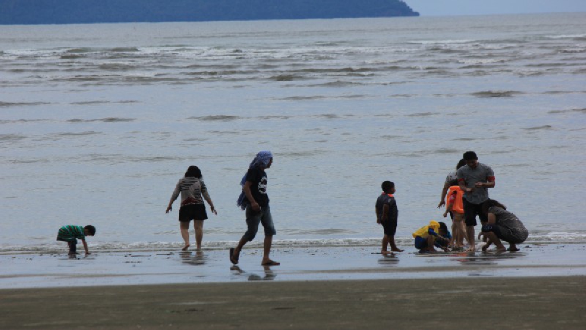 บรรยากาศริมชายหาดทะเลเมืองตรังคึกคัก! เต็มไปด้วยนักท่องเที่ยวจำนวนมากที่เดินทางเข้ามาท่องเที่ยวและพักผ่อน ช่วงวันหยุดยาวเข้าพรรษา (มีคลิป)