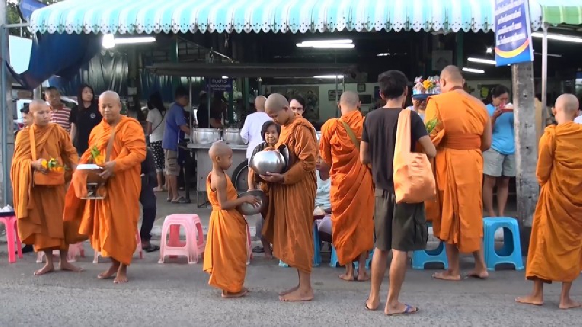 สงขลา!!!ประชาชนออกมาทำบุญตักบาตรพระสงฆ์เนื่องในวันเข้าพรรษา ถวายเป็นพระราชกุศลแด่ในหลวงร.๙ ทั้งเพื่อความเป็นสิริมงคลแก่ตนเองและครอบครัว