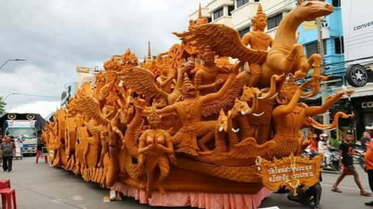 สุกคึกคัก!! โคราชเคลื่อนขบวนแห่เทียนพรรษา "ไปอนุสาวรีย์ย่าโม่" ท่ามกลาง นทท.จำนวนมากที่เดินทาง ไปชมความงดงามอลังการ ของขบวนแห่