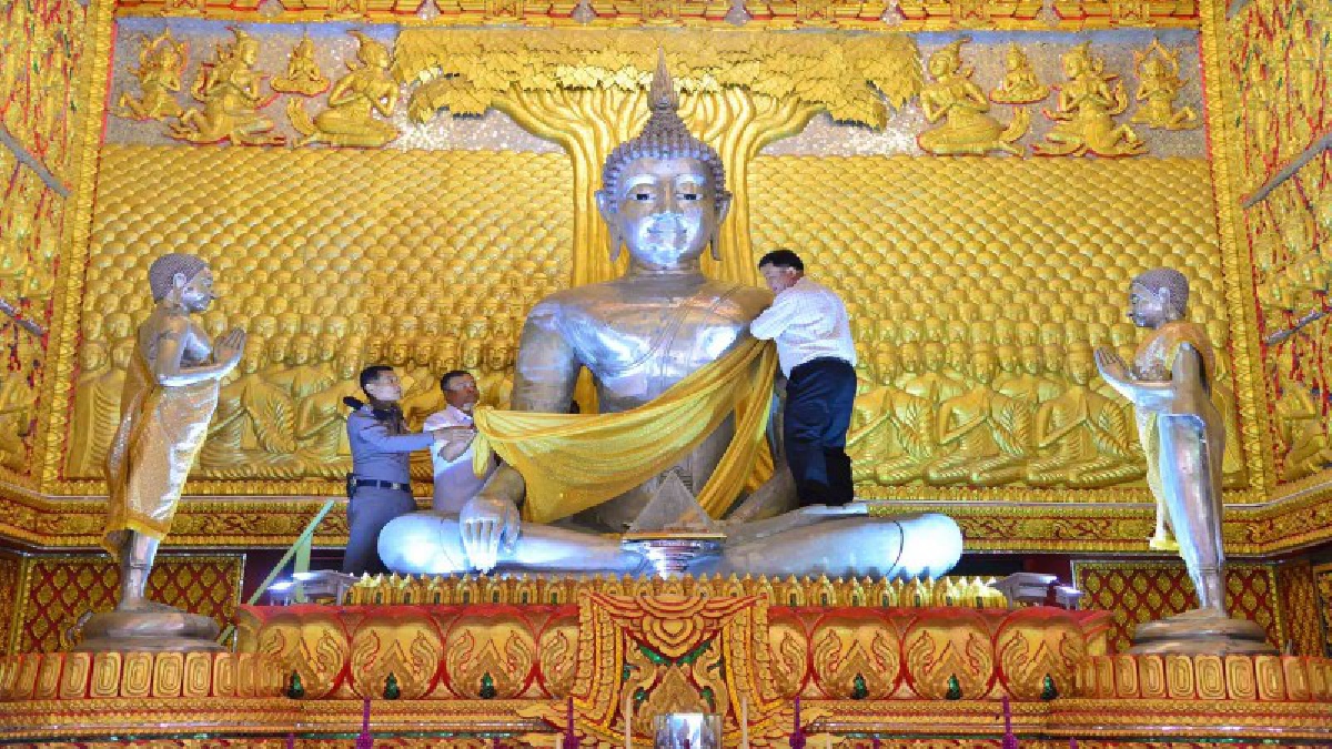 รับเทศกาลเข้าพรรษา!! พุทธศาสนิกชนชาวระนองและชาวเมียนมาร่วมกันถวายเทียนพรรษา และห่มผ้าองค์ "หลวงพ่อดีบุก" ในอุโบสถลอยฟ้าวัดบ้านหงาว