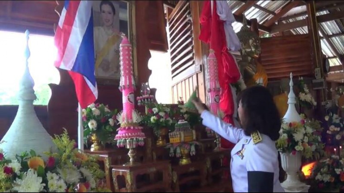 รองผู้ว่าราชการจ.กำแพงเพชร!! นำหัวหน้าส่วนราชการตลอดจนพี่น้องประชาชนในพื้นที่ เข้าถวายเทียนจำนำพรรษา ในถ้ำหินย้อยช่วงฤดูฝน (มีคลิป)