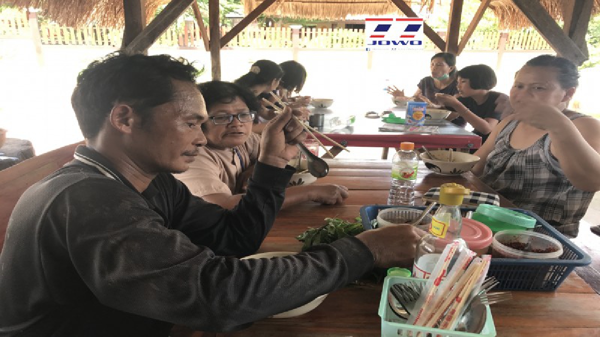 บอกเป็นเสียงเดียว..อร่อย!! ก๋วยเตี๋ยวเพื่อชีวิต 20บาท ขายมากว่า 3 ปี ไม่คิดจะขึ้นราคาไปกว่านี้ ขายดีดิบขายดี ลูกค้าเข้าร้านไม่ขาด (มีคลิป)