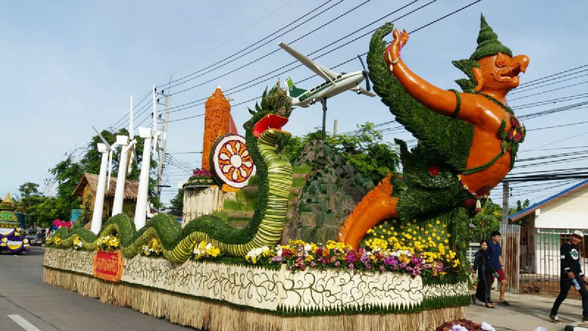 สุดอลังการ!! ผวจ.สุพรรณบุรี ร่วมกับอบจ.เปิดงานแห่เทียนพรรษายิ่งใหญ่ที่สุดในภาคกลาง ถ่ายทอดวิถีชีวิต ผ่านการแสดงในรูปแบบศิลปวัฒนธรรมพื้นบ้าน