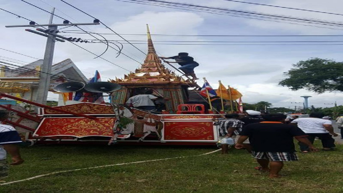 สืบสานมรดกภูมิปัญญา!! ชาวพุมเรียงร่วมใจ จัดรำวงย้อยยุค ทอดผ้าป่าสามัคคี เตรียมบูรณะรถพนมพระอายุเก่าแก่มากกว่า 200 ปี (มีคลิป)