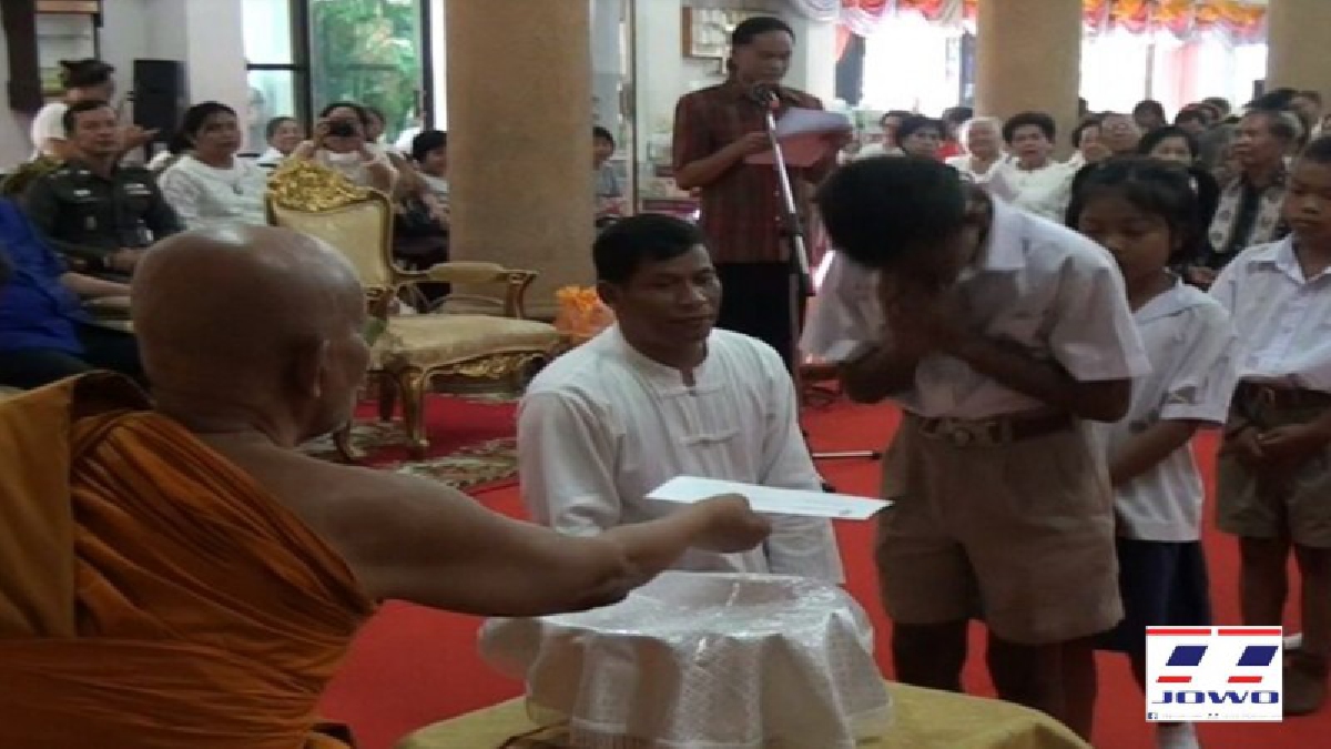 พุทธสมาคมสุรินทร์ ทำบุญตักบาตรข้าวสารอาหารแห้งพร้อมมอบเกียรติบัตร และทุนการศึกษา 77 ทุนใน 35 โรงเรียน นับแสนบาทเพื่อส่งเสริมการศึกษา(ชมคลิป)