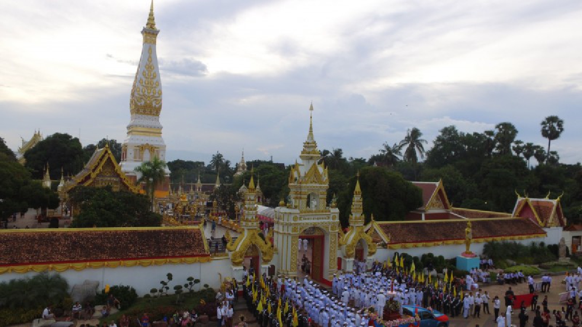 ในหลวง พระราชทาน เทียนพรรษา ถวายองค์พระธาตุพนม วันเข้าพรรษา พุทธศาสนิกชนร่วมทำบุญถวายเป็นพระราชกุศล ในหลวงรัชกาลที่ 9(มีคลิป)