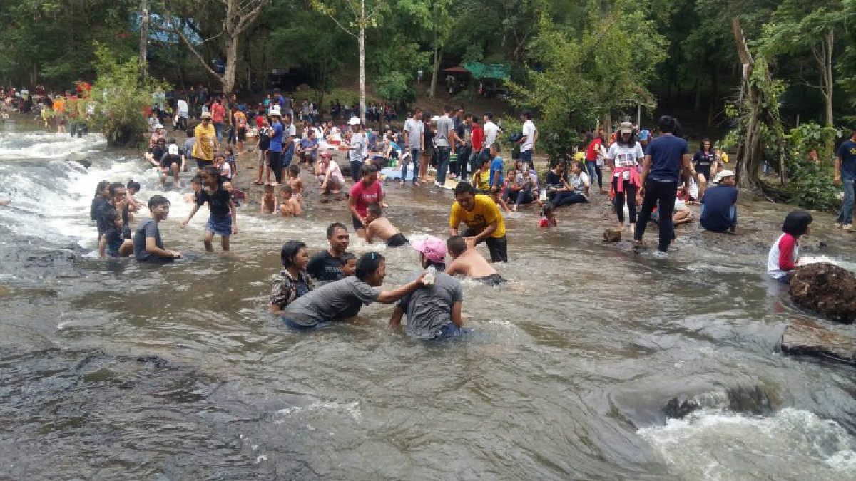 หนองคาย!! นักท่องเที่ยวชาวไทยและชาวลาว หลังทำบุญตามวัดต่างๆ ก่อนกลับต่างพากันแวะเล่นน้ำตกธารทอง สุดคึกคัก ช่วงวันหยุดยาว
