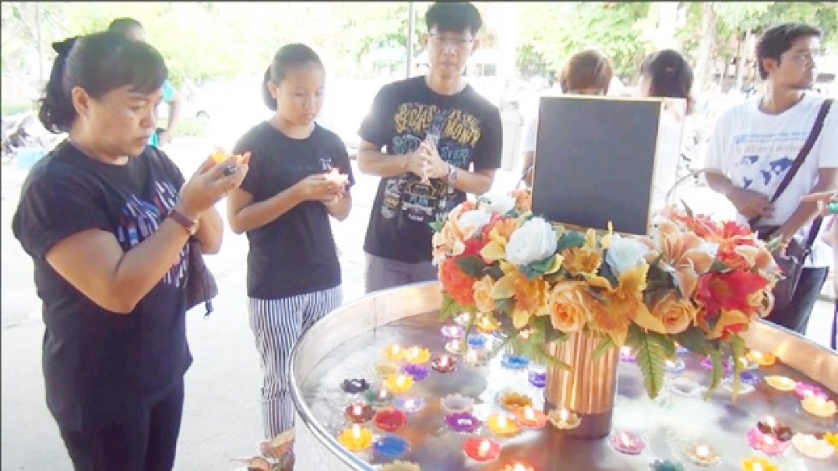 พุทธศาสนิกชนแห่ทำบุญวันเข้าพรรษากันเนืองแน่นวัดป่าประดู่(พระอารามหลวง) ไอเดียเก๋ ปั้นเทียนตามปีเกิดให้สาธุชนนำไปหล่อเทียนพรรษา (คลิป)