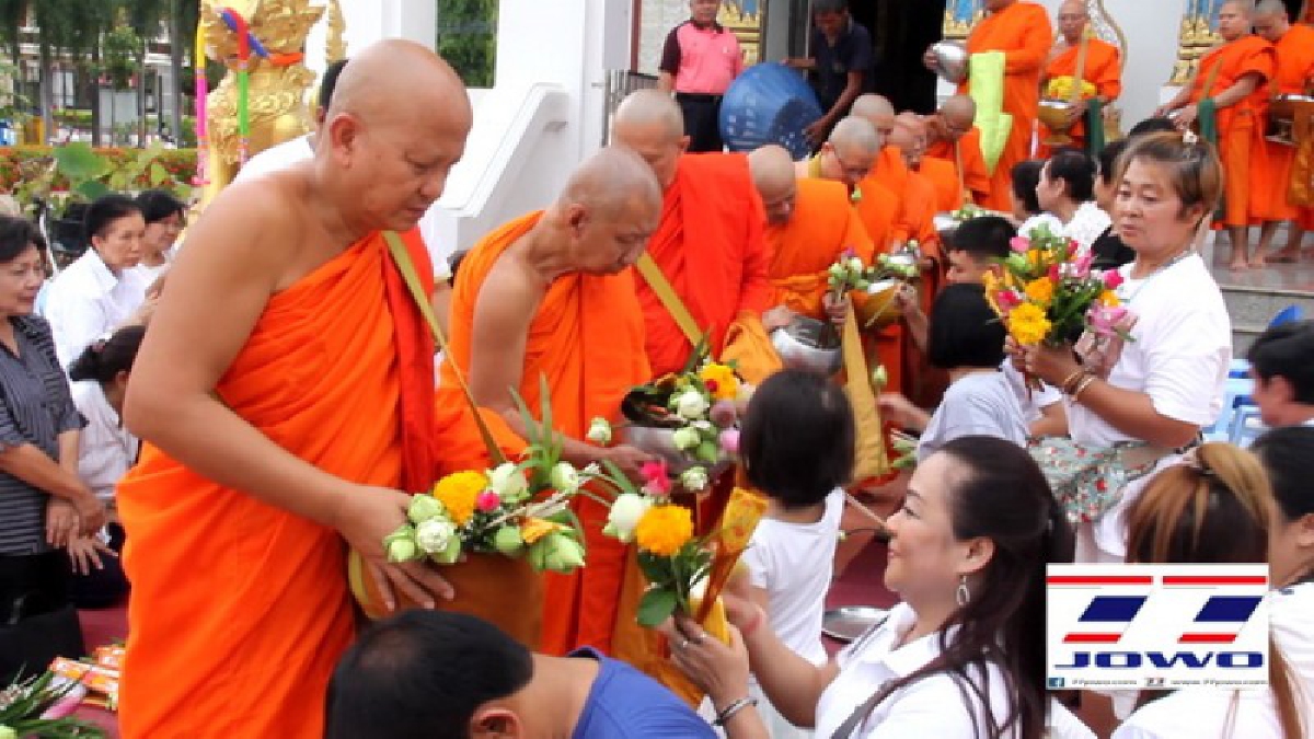 อุตรดิตถ์!! พุทธศาสนิกชนแห่ตักบาตรดอกไม้ ถวายสักการะบูชาพระพุทธเจ้า เพื่อพระสงฆ์ปราวณาตัวอยู่จำพรรษา 3 เดือน ปฏิบัติเป็นประเพณีนานกว่า 70 ปี