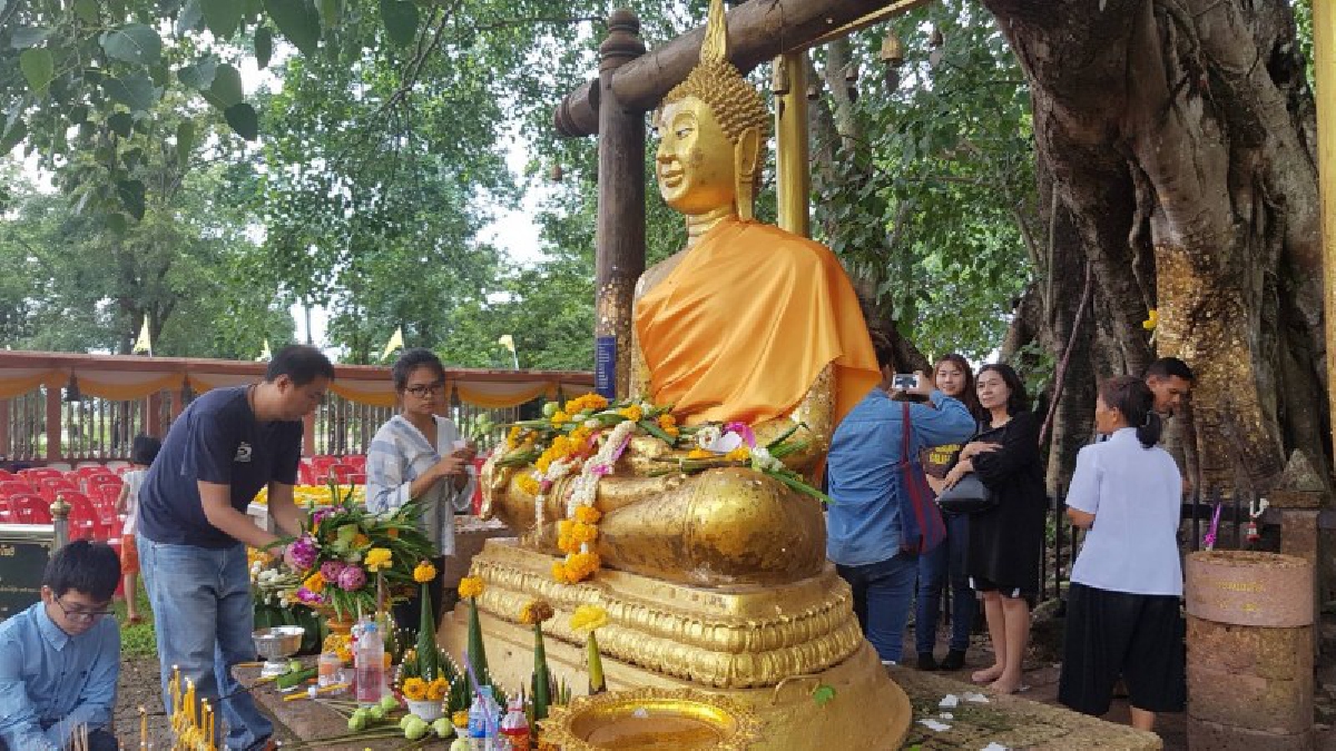 นักท่องเที่ยวนับหมื่นแน่นน้ำตก อ.ประจันตคาม เศรษฐกิจท้องถิ่นพุ่งกระฉูด ก่อนกลับแวะนมัสการต้นพระศรีมหาโพธิ์ รอยพระพุทธบาทคู่เป็นสิริมงคล