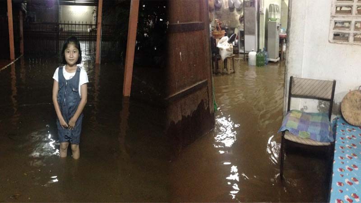 อ่วมหนัก!! ฝนถล่มกันทรลักษ์ น้ำท่วมบ้านเรือน ชาวบ้านเดือดร้อนหนัก วอนผู้ว่าฯช่วยด้วย เนื่องจากน้ำท่วมซ้ำซาก ไม่มีการแก้ไขปัญหา (มีคลิป)
