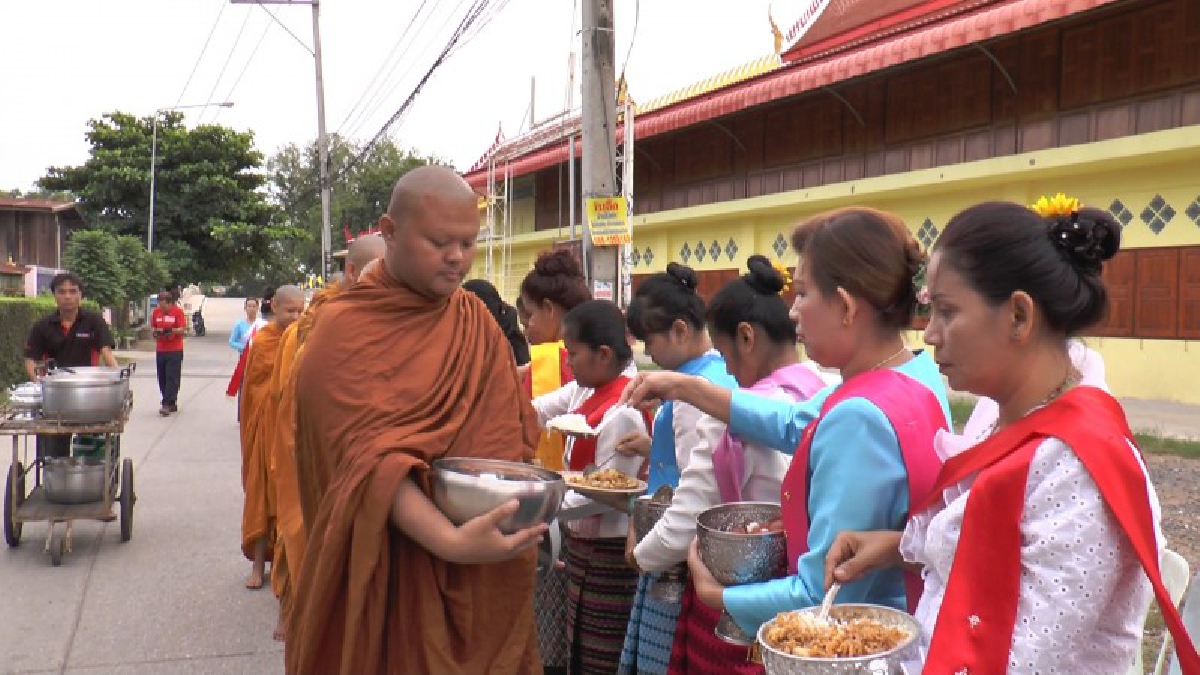 อิ่มบุญ...อิ่มใจ!! ชาวไทยเชื้อสายมอญ สืบสานประเพณี ตักบาตรข้าวรวม ชาวมอญบางขันหมาก ประเพณีเก่าแก่กว่า 200 ปี (มีคลิป)