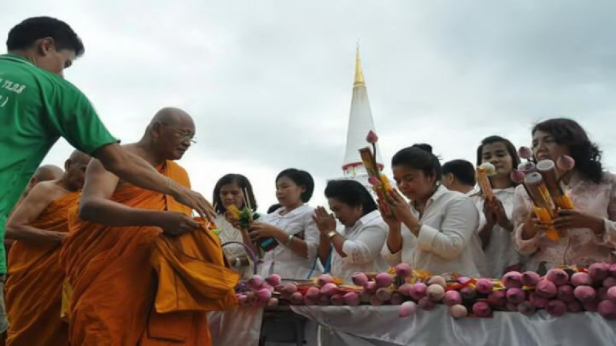 แห่งเดียวในโลก!! เมืองคอน &ldquo;ตักบาตรธูปเทียน&rdquo; วันเข้าพรรษา นักท่องเที่ยวทั้งชาวไทย และต่างประเทศแห่กราบพระบรมธาตุฯ เพื่อความเป็นสิริมงคล