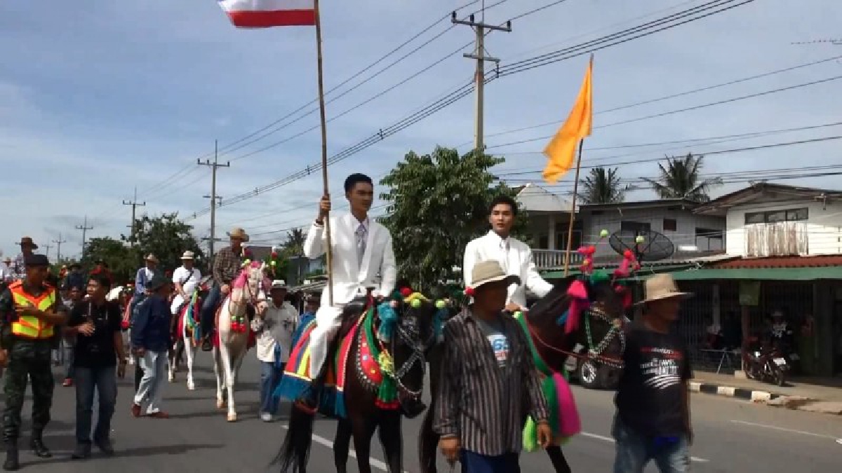 การรวมใจสุดยิ่งใหญ่!! ชาวบ้านหนองกุ่ม อ.บ่อพลอย ร่วมใจจัดขบวนแห่เทียนพรรษาม้าย่อง วัวเทียมเกวียนใหญ่ที่สุดในภาคกลาง (มีคลิป)