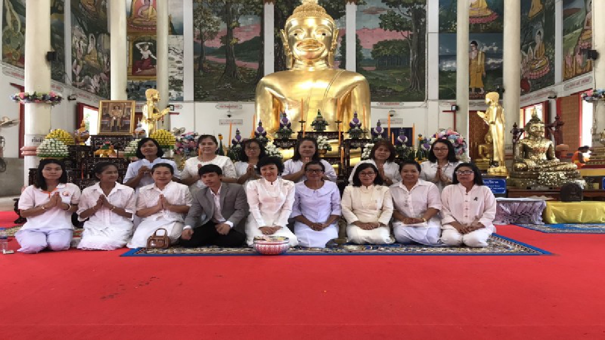 ศรีสะเกษ!!!หญิงเก่งเมืองดอกลำดวนนำคณะครูนักเรียน ร.ร.อนุบาลวัดพระโตทำบุญวันเข้าพรรษา!!เชิญชวนคนไทยลดละเลิกอบายมุขถวายเป็นพระราชกุศลในหลวงร.๙