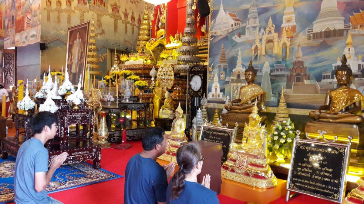 ด้วยแรงศรัทธา!! ชาวไทย-ลาว และนักท่องเที่ยว แห่ทำบุญไหว้พระก่อนเดินทางกลับ ภูมิลำเนาหลังหยุดยาว จนแน่นวัดโพธิ์ชัย ซึ่งประดิษฐานหลวงพ่อพระใส