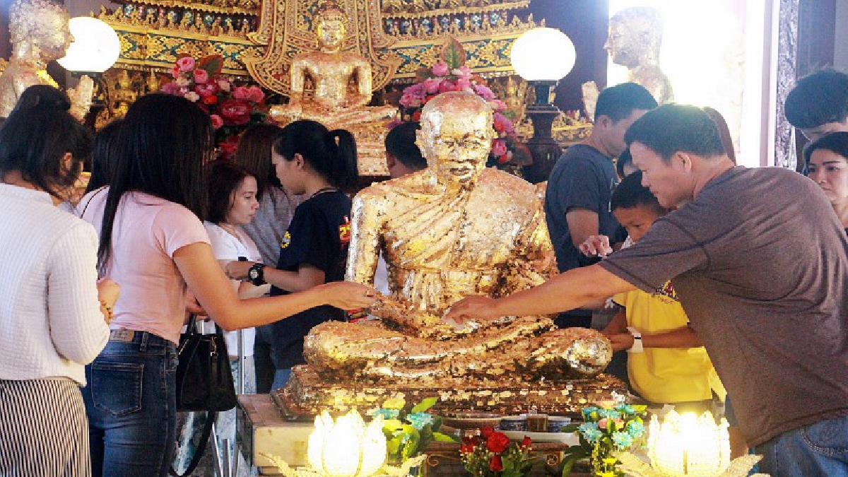 อิ่มบุญกันทั่วหน้า!! นทท.แห่กราบไหว้ "หลวงพ่ออี๋" เที่ยวทะเลดัง ช่วงวันหยุดยาว ซึ่งบรรยากาศเต็มไปด้วยความคึกคัก (มีคลิป)