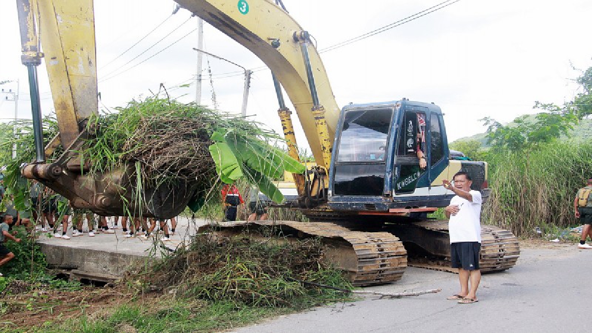 รวมพลังพัฒนาชุมชน!! เทศบาลบางเสร่พร้อมทหารเรือ ร่วมใจขุดลอกคูคลองเก็บกวาดขยะ-ผักตบชวา เปิดทางน้ำพัฒนาชุมชน (มีคลิป)