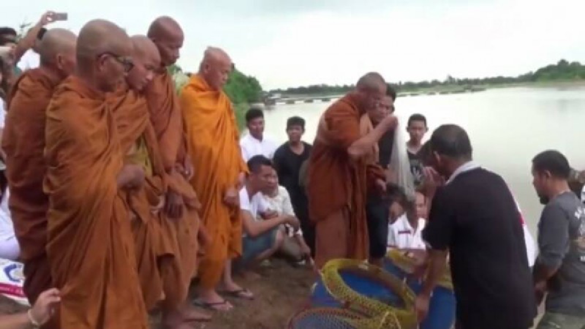 มหากุศลยิ่งใหญ่!! ชาวบ้านรวบรวมเงินไถ่ชีวิตปลาในตลาด จำนวน 1,999 ตัว ปล่อยคืนสู่ธรรมชาติ เนื่องในวันเข้าพรรษา (มีคลิป)