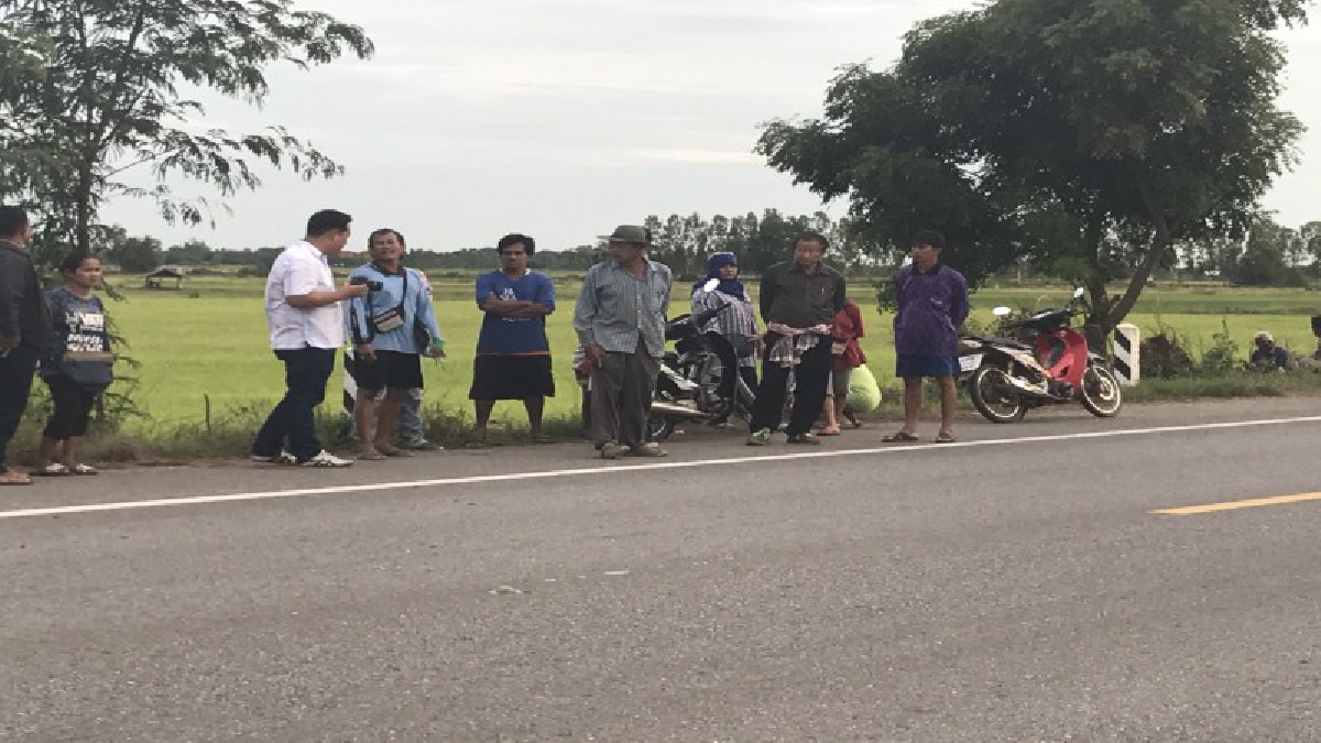 ชาวนาชุมแสงลุกฮือรวมตัวเปิดทางระบายน้ำท่วมนาข้าว4500ไร่ ร้อนถึงนายอำเภอต้องมาระงับศึกก่อนบานปลาย ทั้งหาทางแก้ปัญหาเฉพาะหน้าให้ชาวนาจนพอใจ
