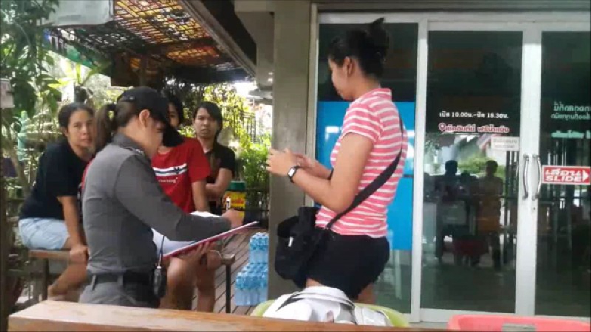 บาปหนา!!!หนุ่มใบ้จอมแสบแอบปีนรั้วตอนเจ้าของร้านไม่อยู่เข้ามาขโมยเงินผ้าป่าที่ชาวบ้านมาทำบุญ!!กล้องวงจรปิดในร้านจับภาพชัดๆ