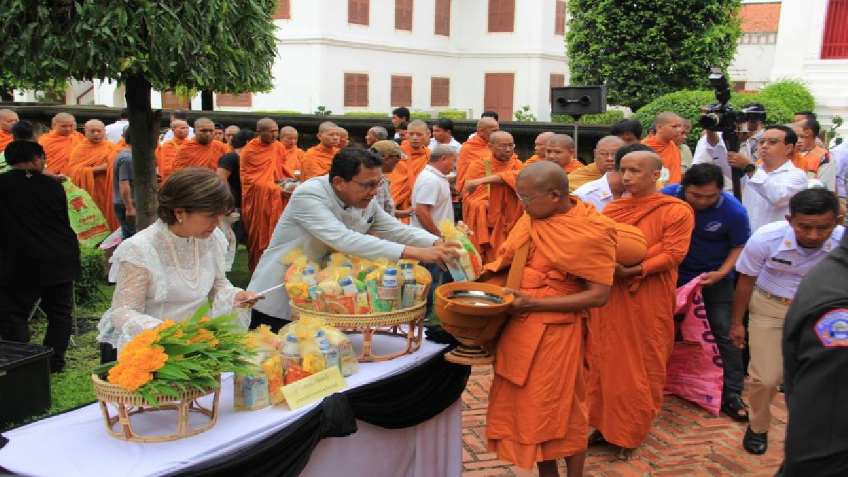 ลพบุรี!! ผู้ว่าฯลพบุรี นำประชาชนชาวทำบุญตักบาตรข้าวสารอาหารแห้ง แด่พระภิกษุสงฆ์ เนื่องในวันสวรรคตสมเด็จพระนารายณ์มหาราช (มีคลิป)