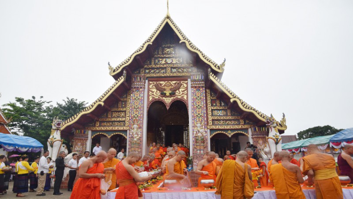 จังหวัดน่าน!! พุทธศาสนิกชนหลั่งไหลมา “ตักบาตรเทียน ประเพณีที่ดีงามหนึ่งเดียวในโลก” เพื่อสืบสานขนบธรรมเนียมประเพณีที่ดีงามให้คงอยู่ (มีคลิป)