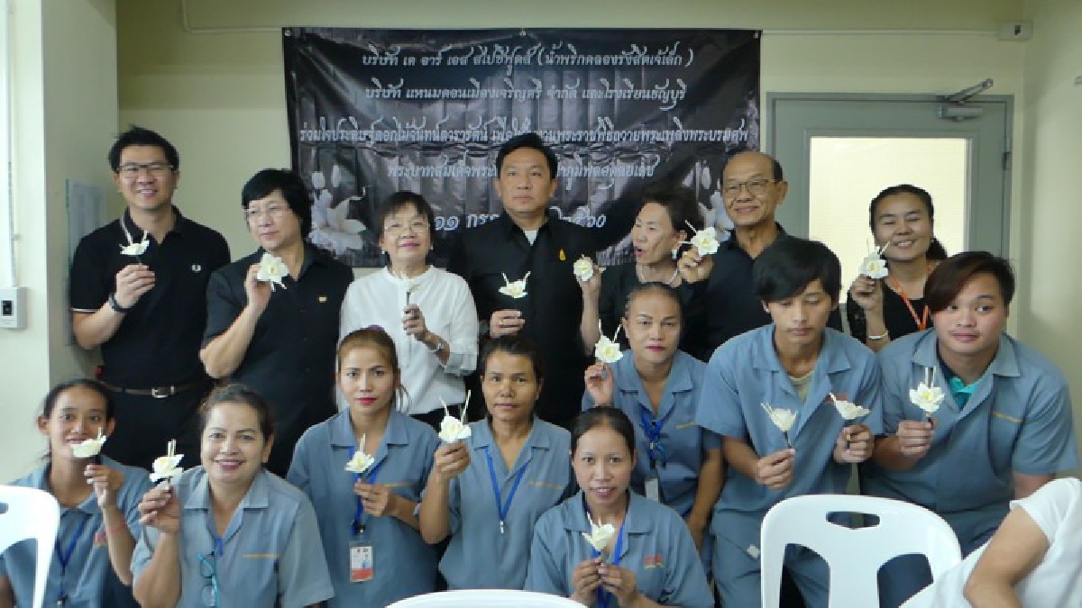 รองผวจ. ปทุมธานี ร่วมเจ๊เล็กน้ำพริกดังรังสิต นำคนงานนักเรียนทำดอกไม่จันทน์ถวายพ่อหลวง ร.9 (มีคลิป)