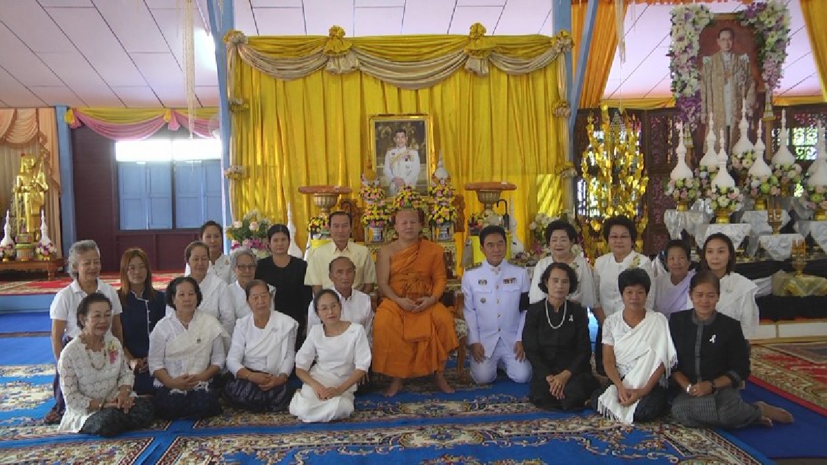 นครพนม สมเด็จพระเจ้าอยู่หัว ร.10 พระราชทานผ้าไตรและสังฆทานถวายแด่พระภิกษุสงฆ์ (มีคลิป)