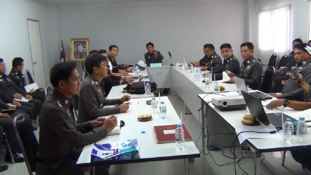 คดีสุดสะเทือนขวัญ!! ตร.ประชุมเข้ม ติดตามคนร้ายใจอำมหิต ฆ่าล้างครัว 8 ศพ เผยมือปืนแต่งกายลายพราง คล้ายทหาร (มีคลิป)